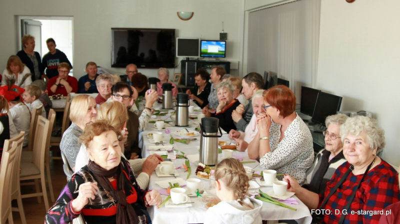 Przedszkolaki u seniorów - GALERIA