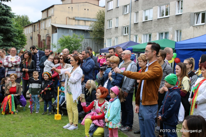 W świetlistych barwach, przy dźwiękach reggae. Festyn w PM nr 1 - GALERIA