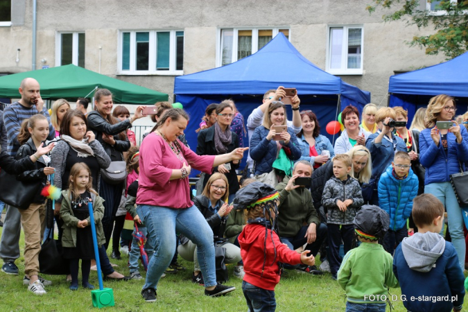 W świetlistych barwach, przy dźwiękach reggae. Festyn w PM nr 1 - GALERIA