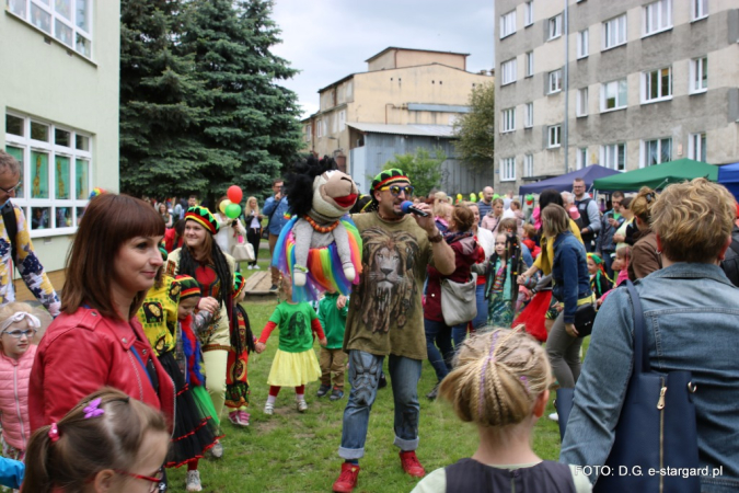 W świetlistych barwach, przy dźwiękach reggae. Festyn w PM nr 1 - GALERIA