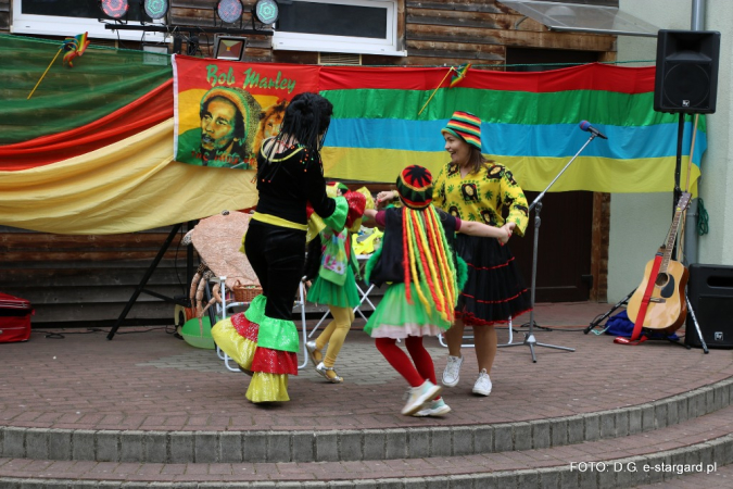 W świetlistych barwach, przy dźwiękach reggae. Festyn w PM nr 1 - GALERIA