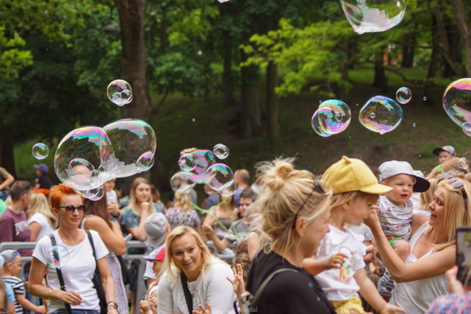 Festiwal baniek mydlanych i kolorów. GALERIA