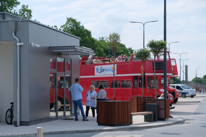 Dni Stargardu: czerwony autobus ulicami miasta mknie. Fotorelacja