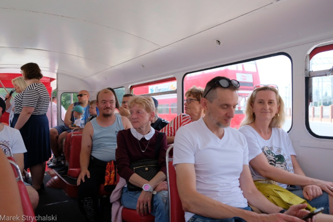 Dni Stargardu: czerwony autobus ulicami miasta mknie. Fotorelacja