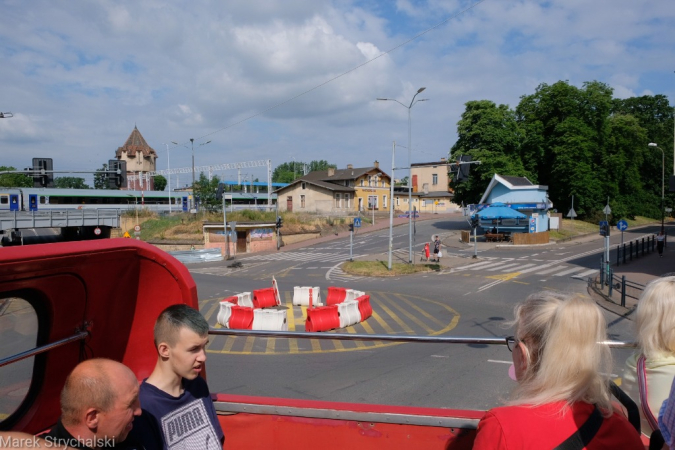 Dni Stargardu: czerwony autobus ulicami miasta mknie. Fotorelacja
