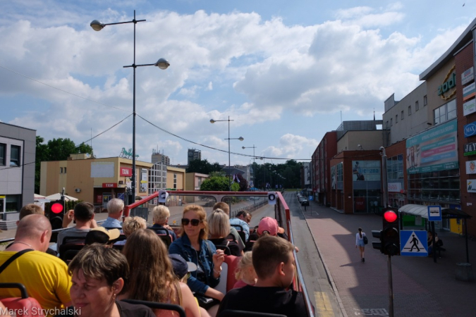Dni Stargardu: czerwony autobus ulicami miasta mknie. Fotorelacja