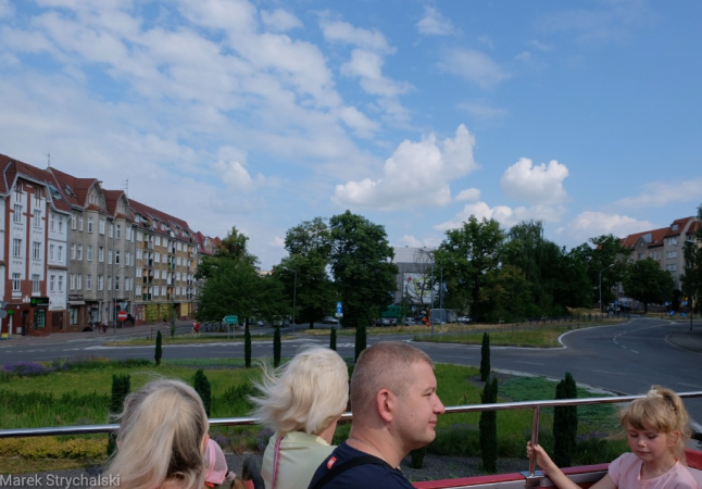 Dni Stargardu: czerwony autobus ulicami miasta mknie. Fotorelacja