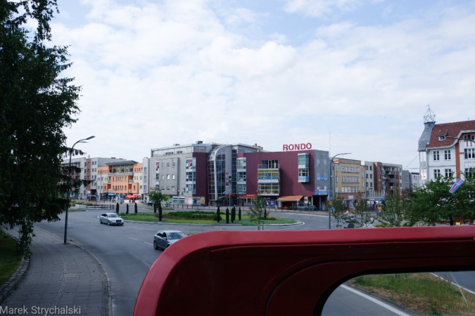 Dni Stargardu: czerwony autobus ulicami miasta mknie. Fotorelacja