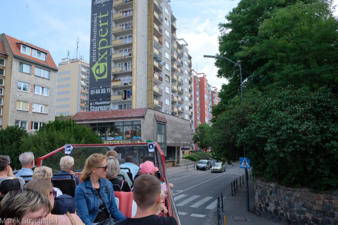 Dni Stargardu: czerwony autobus ulicami miasta mknie. Fotorelacja
