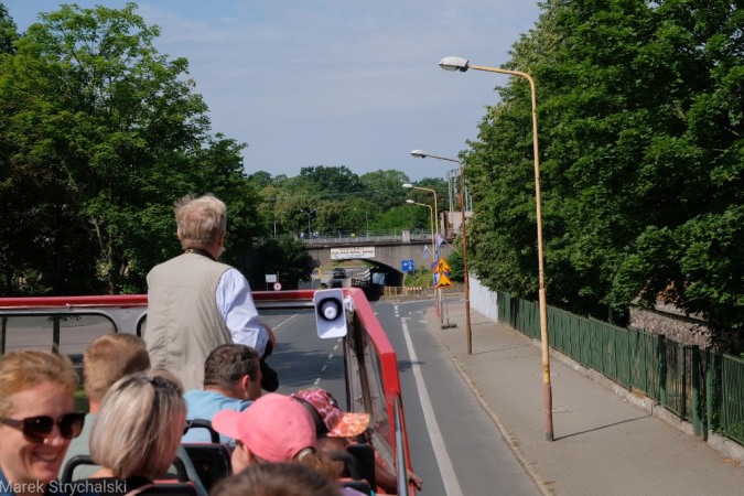 Dni Stargardu: czerwony autobus ulicami miasta mknie. Fotorelacja