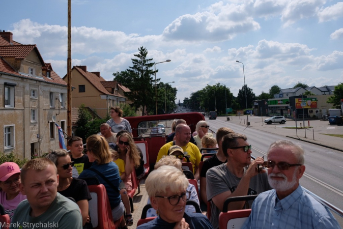 Dni Stargardu: czerwony autobus ulicami miasta mknie. Fotorelacja