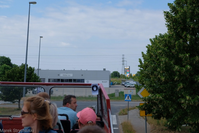 Dni Stargardu: czerwony autobus ulicami miasta mknie. Fotorelacja