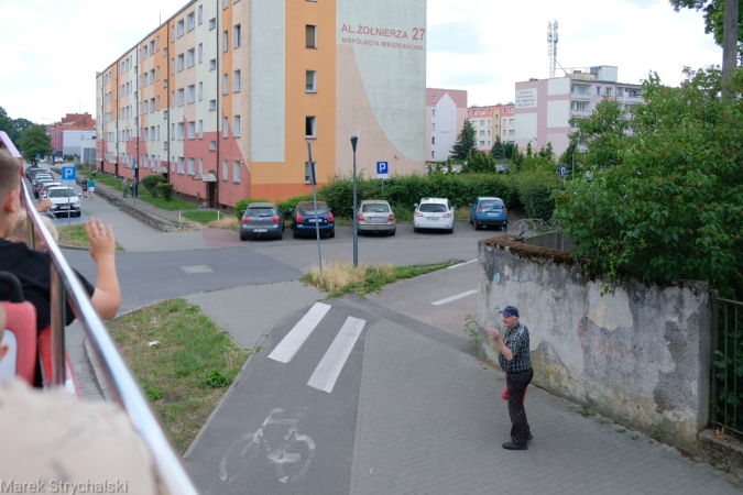 Dni Stargardu: czerwony autobus ulicami miasta mknie. Fotorelacja