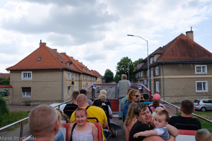 Dni Stargardu: czerwony autobus ulicami miasta mknie. Fotorelacja