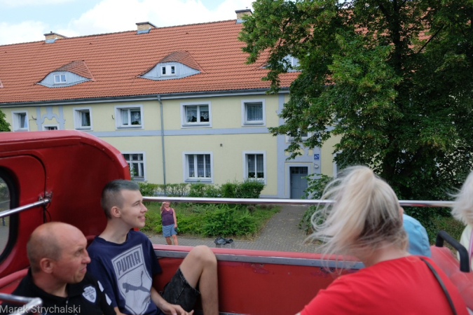Dni Stargardu: czerwony autobus ulicami miasta mknie. Fotorelacja