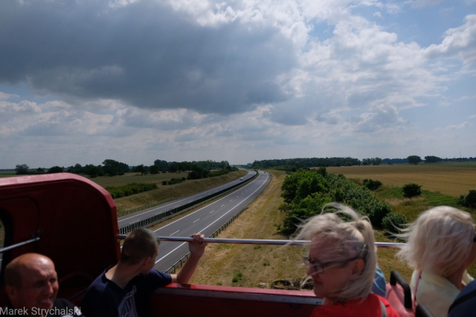 Dni Stargardu: czerwony autobus ulicami miasta mknie. Fotorelacja