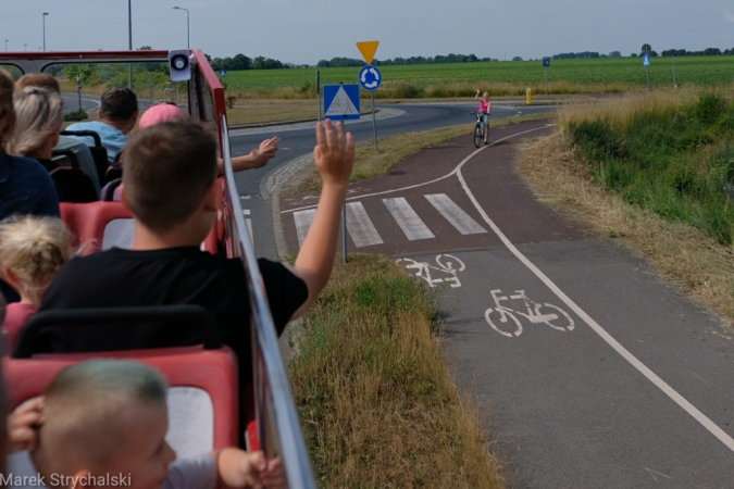 Dni Stargardu: czerwony autobus ulicami miasta mknie. Fotorelacja