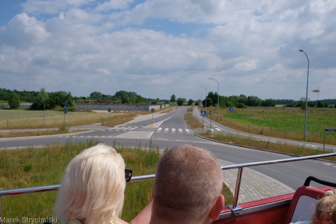 Dni Stargardu: czerwony autobus ulicami miasta mknie. Fotorelacja