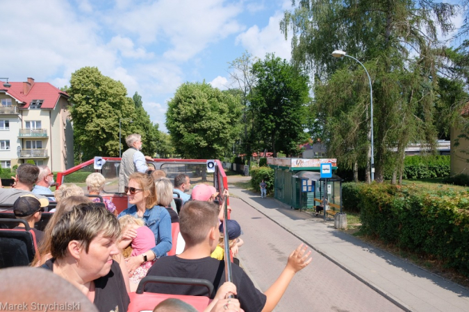 Dni Stargardu: czerwony autobus ulicami miasta mknie. Fotorelacja