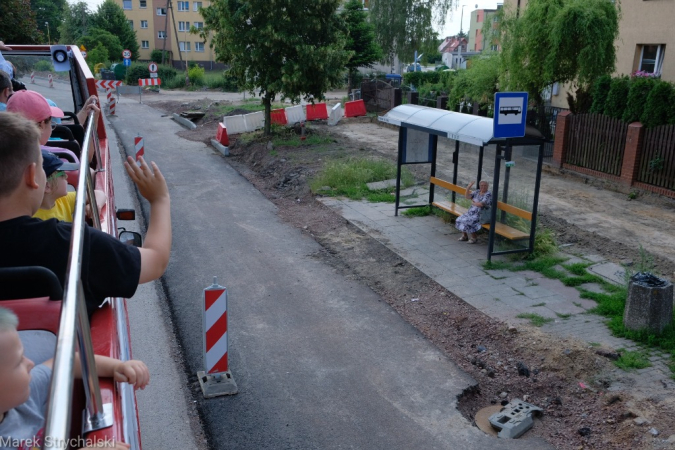 Dni Stargardu: czerwony autobus ulicami miasta mknie. Fotorelacja
