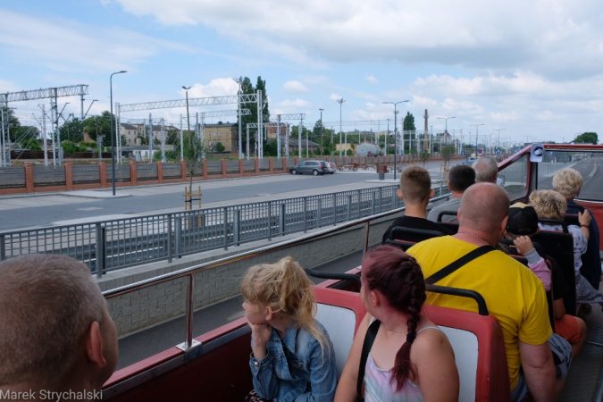 Dni Stargardu: czerwony autobus ulicami miasta mknie. Fotorelacja