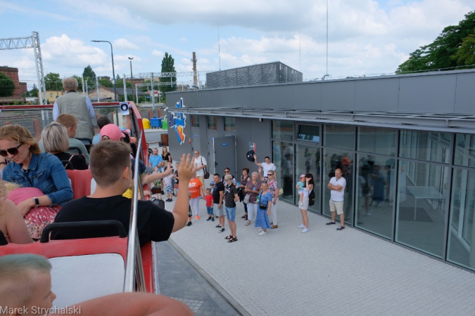 Dni Stargardu: czerwony autobus ulicami miasta mknie. Fotorelacja