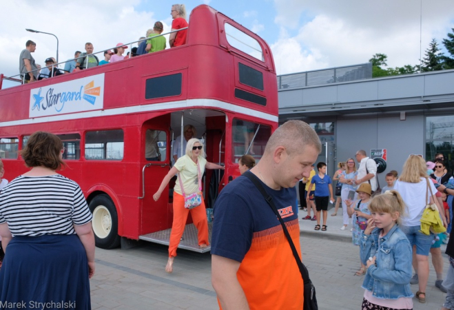 Dni Stargardu: czerwony autobus ulicami miasta mknie. Fotorelacja