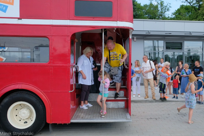 Dni Stargardu: czerwony autobus ulicami miasta mknie. Fotorelacja