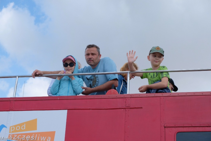 Dni Stargardu: czerwony autobus ulicami miasta mknie. Fotorelacja
