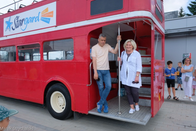 Dni Stargardu: czerwony autobus ulicami miasta mknie. Fotorelacja