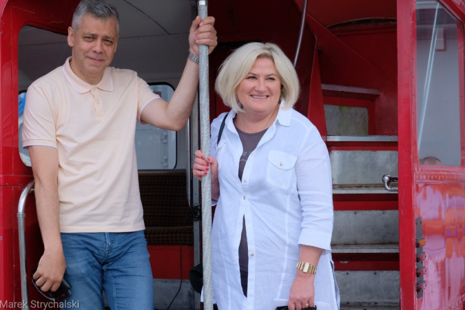 Dni Stargardu: czerwony autobus ulicami miasta mknie. Fotorelacja
