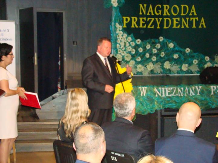 Prezydent nagradza najlepszych.