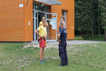 Szczecińscy policjanci edukują mieszkańców jak bezpiecznie wypoczywać nad wodą