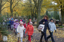 Uczniowie co roku odwiedzają opuszczone groby