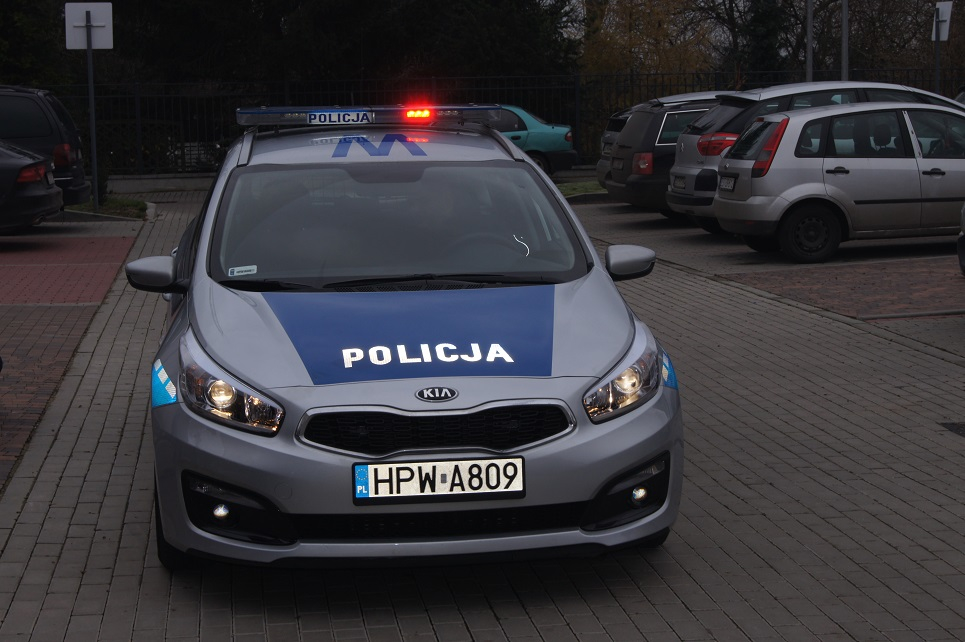 Uroczyste przekazanie radiowozu dla policjantów w Dolicach