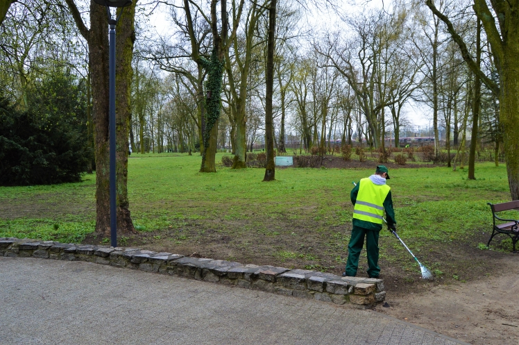 Osoby niepełnosprawne dbają o park