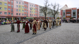 Maturzyści zatańczyli poloneza.[VIDEO].