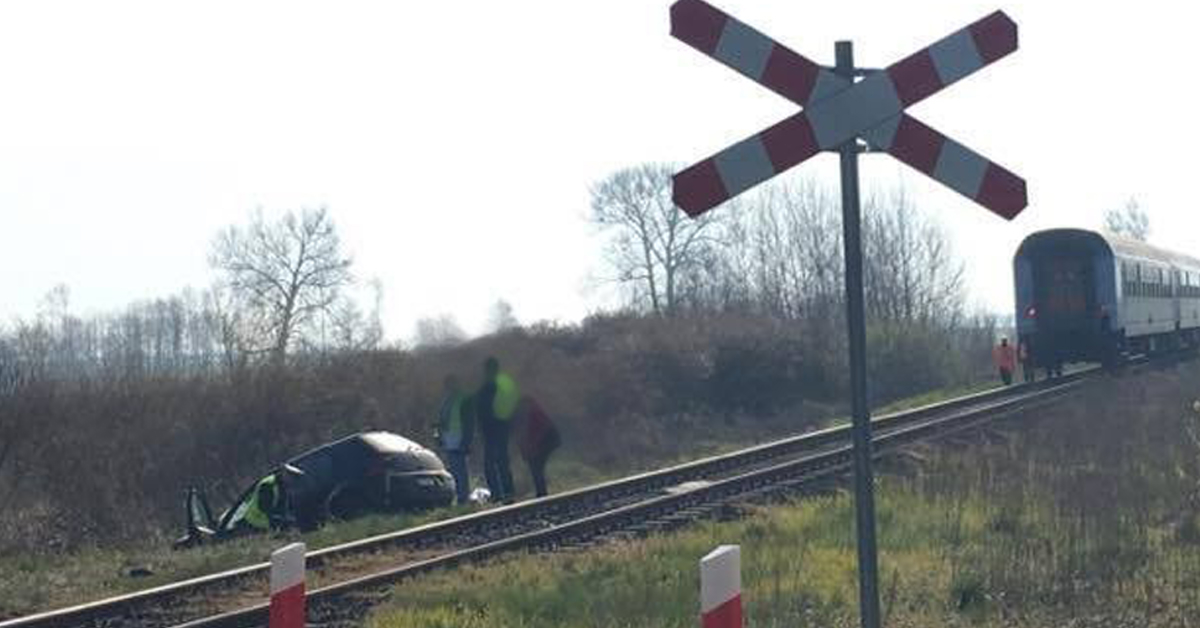 Samochód zderzył się z pociągiem. Matka i dwoje dzieci w szpitalu