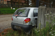 KRADZIENYM MATIZEM WJECHAŁ W BRAMĘ