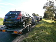 Skład holowanych pojazdów niczym pociąg na drodze