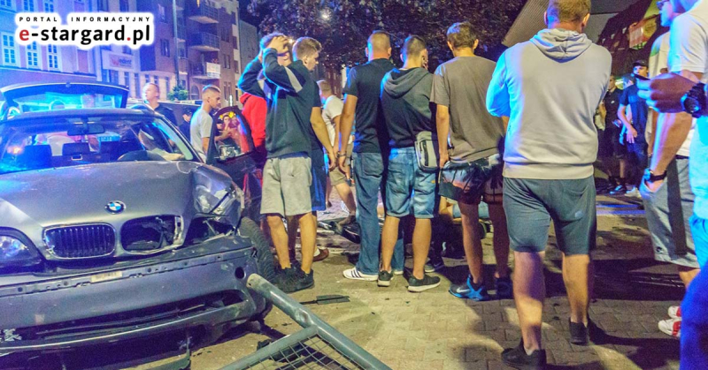 18-latek wjechał bmw w tłum ludzi. Pięć osób rannych, dwie poważnie.