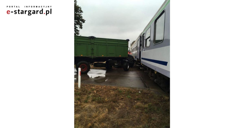 Ciągnik wjechał pod pociąg na przejeździe w Barzkowicach