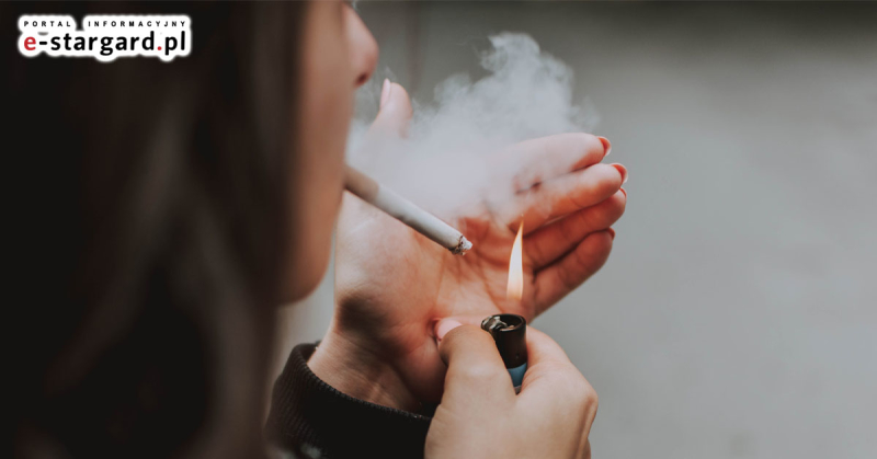 Bloomberg: nowe badania pokazują związek między paleniem papierosów a Covid-19