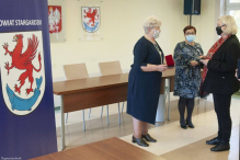 Złote i srebrne odznaki Gryfa Zachodniopomorskiego dla Krystyny Smolarek i Elżbiety Drobik.