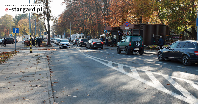 Zamknięte ulice i dodatkowe autobusy. Jak dojechać na cmentarz 1 listopada?