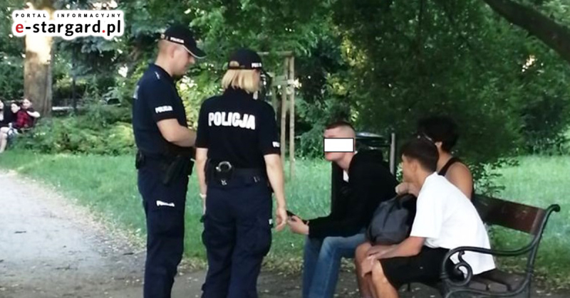 Policjanci w patrolach pieszych kontrolują rejony parków, placów zabaw oraz osiedli