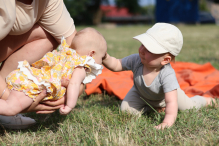 Niecodzienny piknik na szpitalnym trawniku