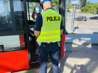 Autobusem bezpiecznie do szkoły- policjanci kontrolują pojazdy przewożące dzieci