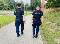 Policjanci w pieszych patrolach dbają o bezpieczeństwo mieszkańców