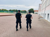 Policjanci w pieszych patrolach dbają o bezpieczeństwo mieszkańców